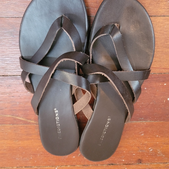 Predictions size 7 sandals - Picture 2 of 5